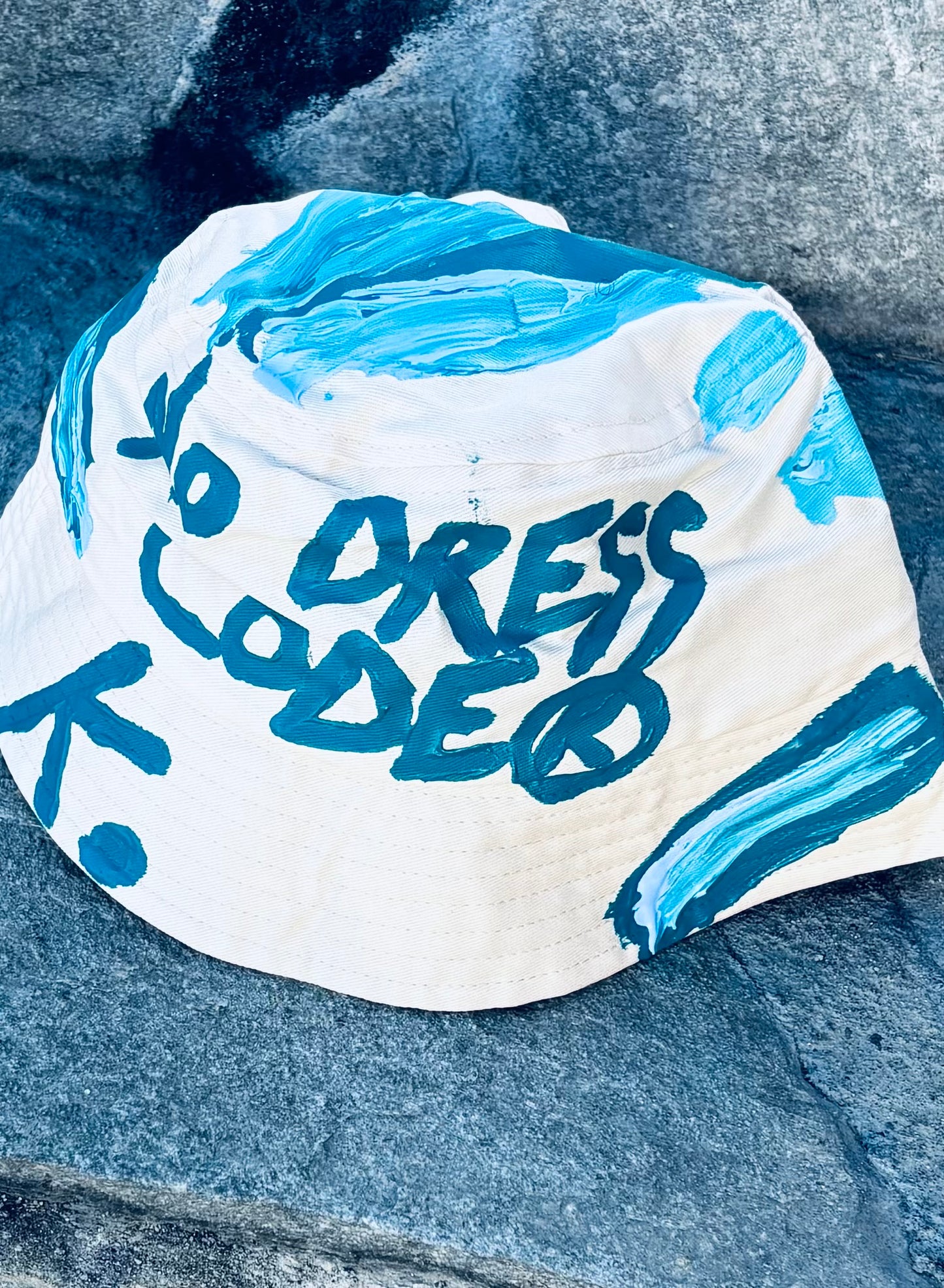 NO DRESS CODE K. BUCKET HAT