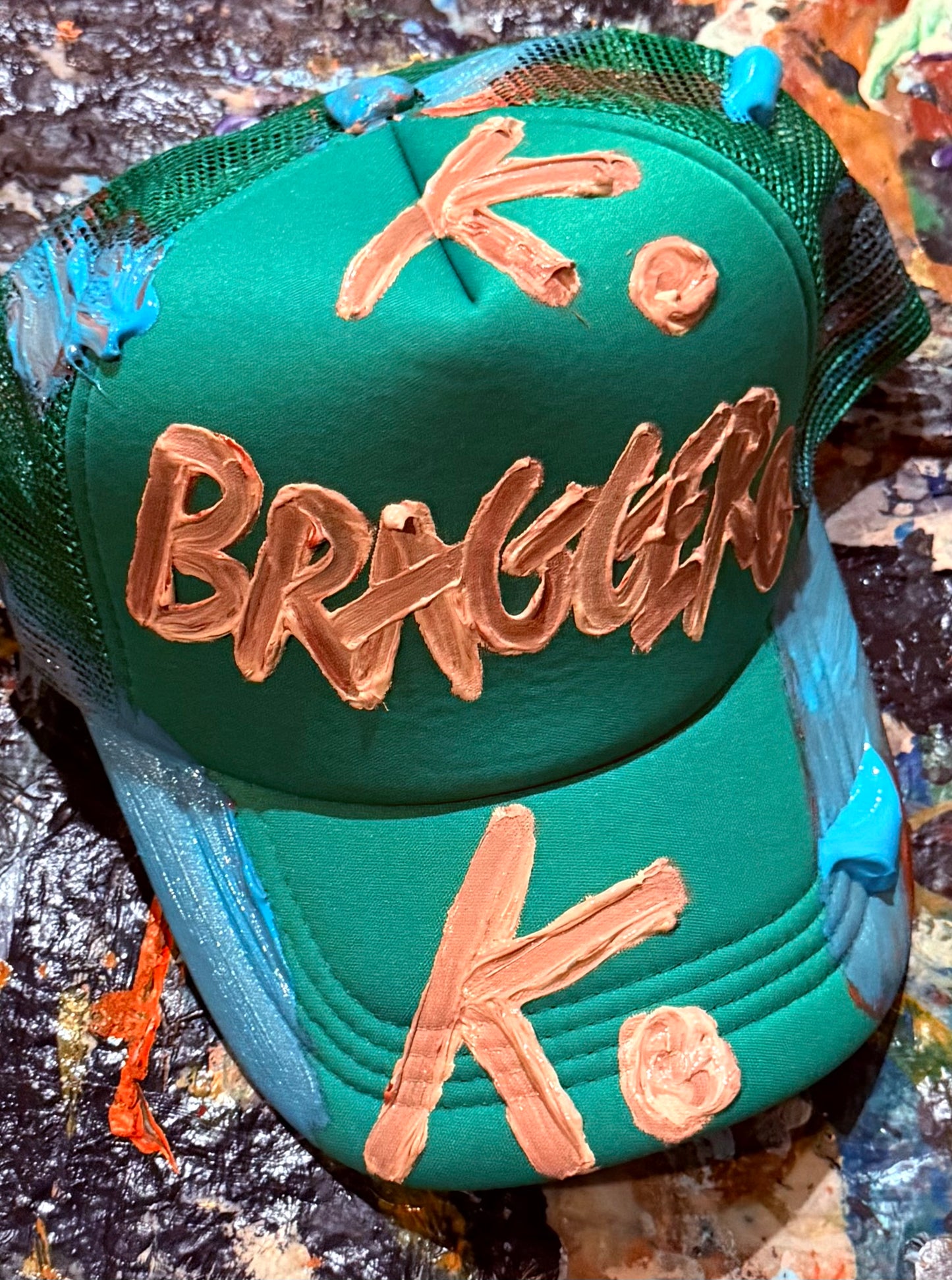 STANDING OVATION FOR BRAGGER K. HAT