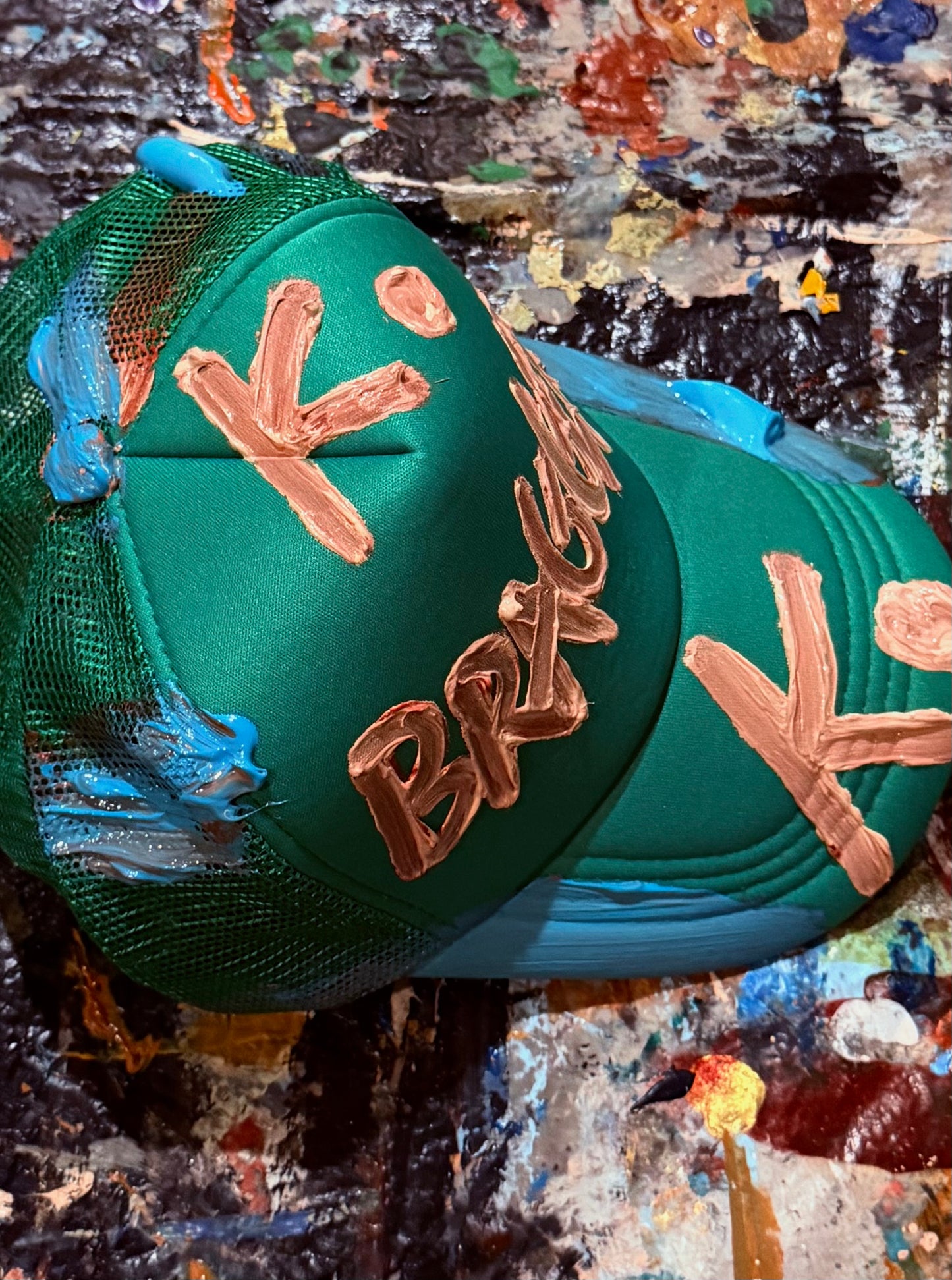 STANDING OVATION FOR BRAGGER K. HAT