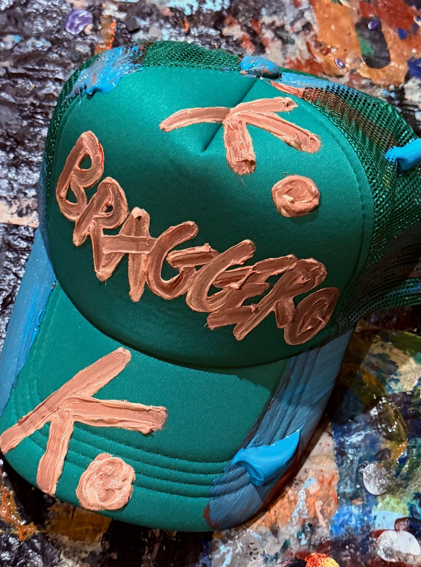 STANDING OVATION FOR BRAGGER K. HAT