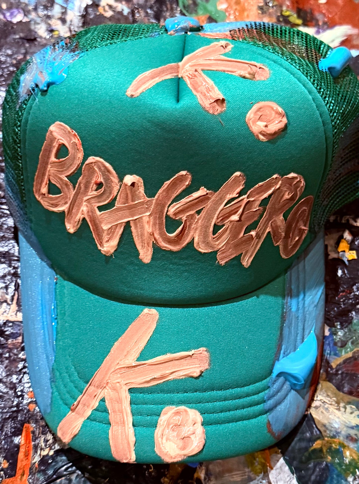 STANDING OVATION FOR BRAGGER K. HAT